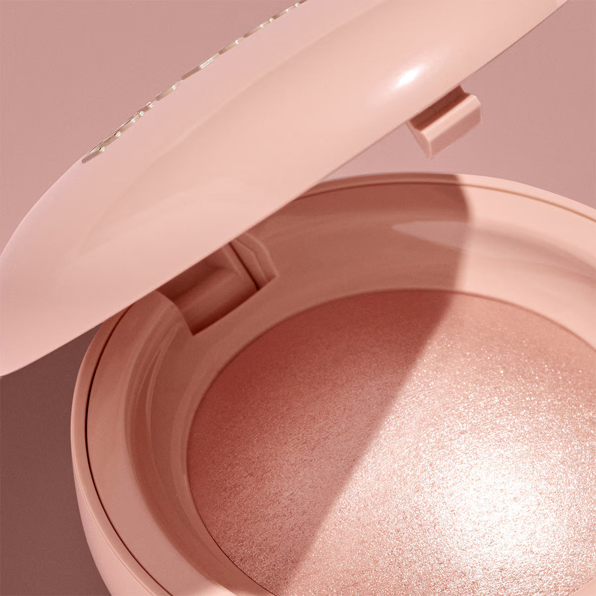 Rare Beauty Positive Light Silky Touch – Iluminador en Polvo | Glow Tipo Cristal de Larga Duración
